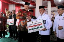 Ganjar Diminta Susun Skema Rinci Kenaikan Gaji Guru Hingga Rp30 Juta