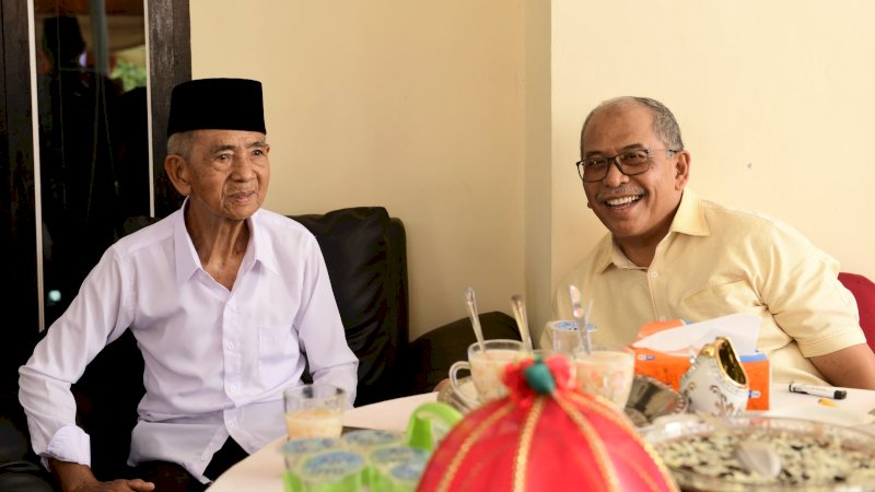 
Haji Sila (kiri), saat menyambut kehadiran Ilham Arief Sirajuddin (IAS) di pesta pernikahan cucunya di Dusun Manyampa, Desa Tanah Karaeng, Kecamatan Manuju, Kabupaten Gowa, Sulawesi Selatan, Sabtu (9/9/2023).