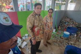 Pemkab Maros dan Unhas Kerja Sama Terapkan Perangkap Sampah di Sungai