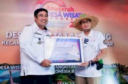 Bupati Maros Chaidir Terima Penghargaan dari Menparekraf Sandiaga Uno