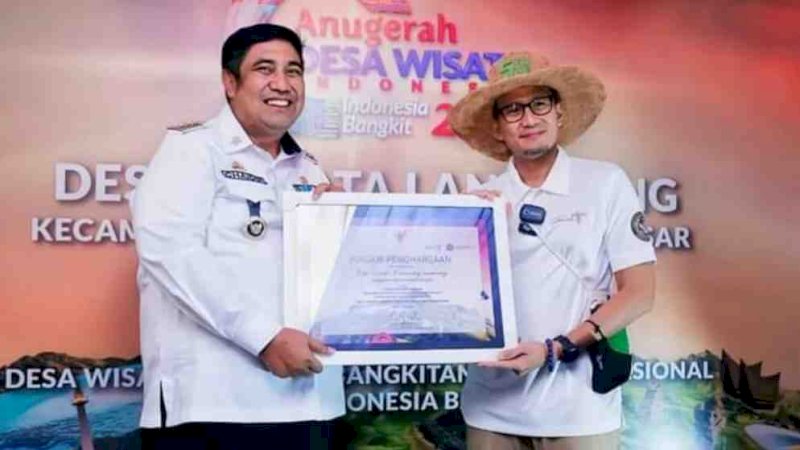 Bupati Maros Chaidir Terima Penghargaan dari Menparekraf Sandiaga Uno