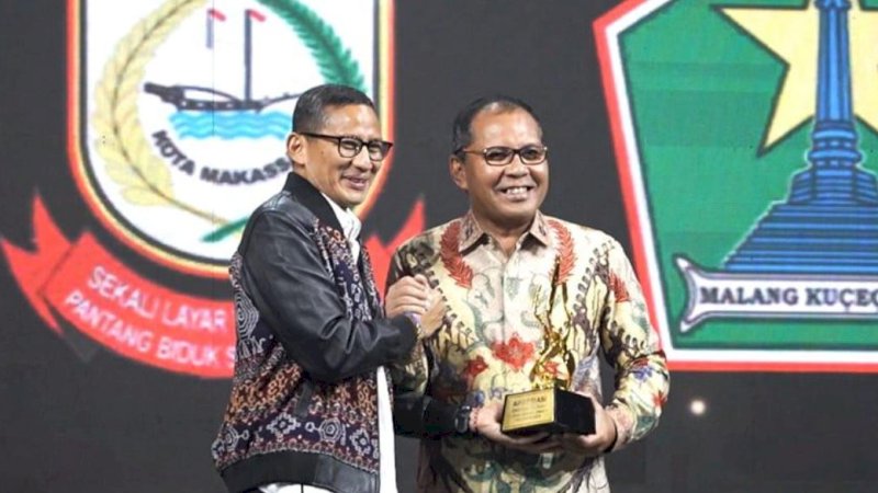 Wali Kota Makassar, Mohammad Ramdhan Pomanto (kanan), saat menerima penghargaan Apresiasi Daerah Peduli Inovasi Ekonomi Kreatif dalam peringatan 12 tahun Kompas TV yang diserahkan Menparekraf, Sandiaga Uno, di The Sultan Hotel, Jakarta, Senin (11/9/2023). (Foto: Pemkot Makassar)