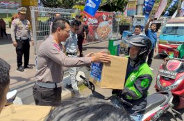 Ditlantas Polda Sulsel Bagikan 10 Ribu Paket Sembako