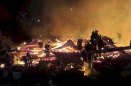 Dini Hari, Kebakaran Hanguskan Tiga Rumah Panggung di Wajo