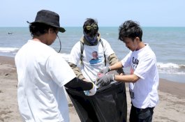 Komunitas Nelayan Pesisir Ganjar Ajak Pemuda Makassar Gotong Royong Bersihkan Pantai