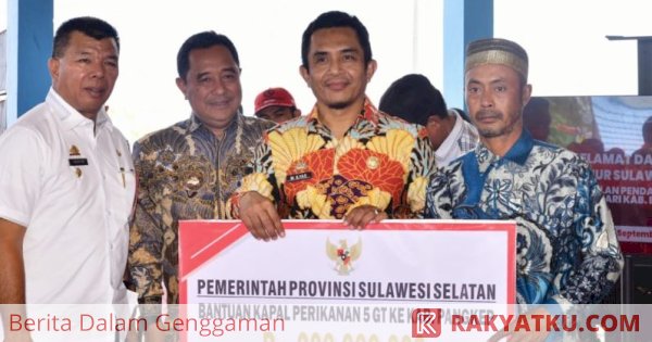 Pemprov Sulsel Serahkan Delapan Unit Kapal untuk Nelayan di Bulukumba