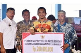 Pemprov Sulsel Serahkan Delapan Unit Kapal untuk Nelayan di Bulukumba