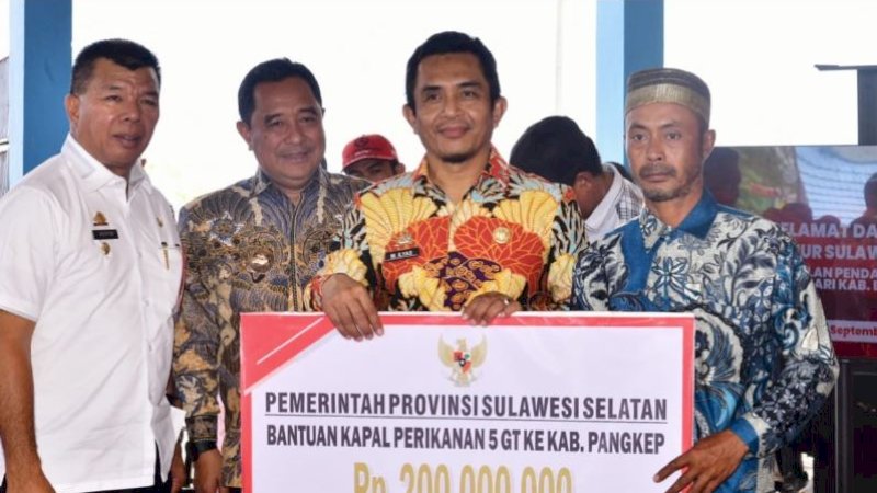 Penyerahan bantuan kapal Pemerintah Provinsi (Pemprov) Sulawesi Selatan (Sulsel) di Kecamatan Bontobahari, Kabupaten Bulukumba, Jumat (22/9/2023). (Foto: Pemprov Sulsel)