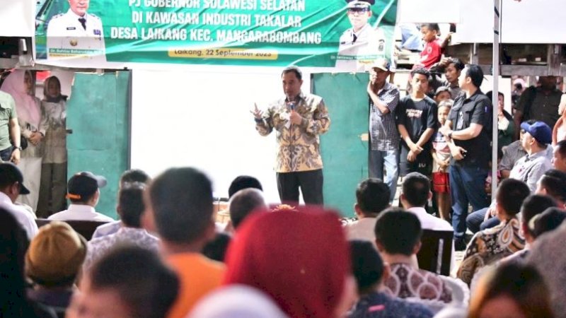 Penjabat (Pj) Gubernur Sulawesi Selatan (Sulsel), Bahtiar Baharuddin, saat meninjau Kawasan Industri Takalar (KITA), Jumat (22/9/2023). (Foto: Pemprov Sulsel)