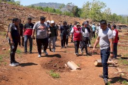 Pj Gubernur Bahtiar Tinjau Perkebunan di Maros, Dorong Gerakan Gemar Menanam Pisang