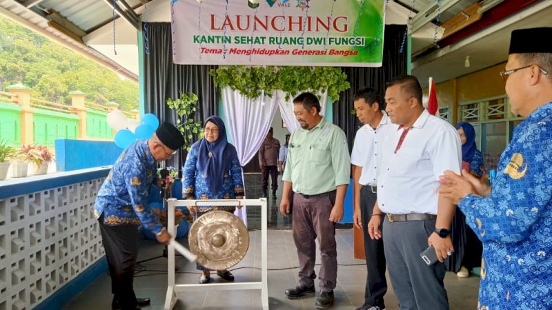 Peresmian bangunan baru yang akan difungsikan sebagai kantin sehat dan ruang dwifungsi di SDN 256 Dongi, Kecamatan Nuha, Kabupaten Luwu Timur, Sulawesi Selatan, Senin (18/9/2023). (Foto: PT Vale Indonesia)