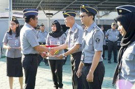 Liberti Sitinjak Beri Penghargaan kepada Tiga Pegawai Teladan Kemenkumham Sulsel