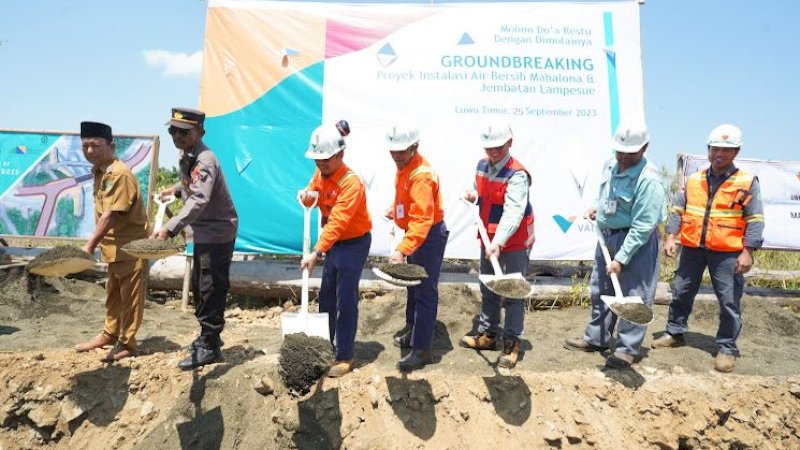 Peletakan batu pertama proyek pembangunan jaringan air bersih dan jembatan di Desa Mahalona, Kecamatan Towuti, Kabupaten Luwu Timur, Sulawesi Selatan (Sulsel), Senin (25/9/2023). (Foto: PT Vale Indonesia)