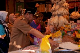Pj Gubernur Bersama Forkopimda Tinjau Harga Kebutuhan Pokok di Pasar Tradisional