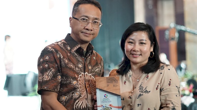 CEO PT Vale, Febriany Eddy (kanan), bersama Head of Communications PT Vale, Bayu Aji, berfoto dengan piagam penghargaan Corporate Sustainability Award Katadata usai menerima penghargaan ini di Jakarta, Selasa (26/9/2023).