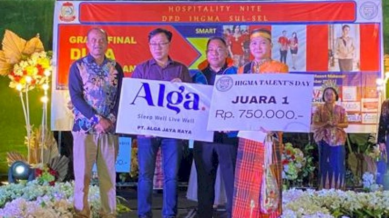 Aldi (paling kanan) dari Whiz Prime Hotel Sudirman Makassar mengenakan kostum adat Sulawesi Selatan saat penerimaan hadiah pada malam Grand Final Duta Perhotelan Sulawesi Selatan 2023.