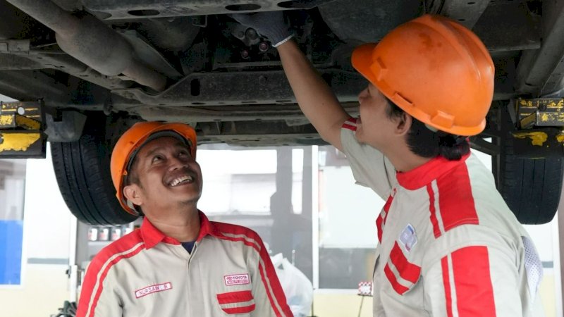 Caption foto :

Pelanggan Kalla Toyota yang melakukan servis dan mendownload aplikasi Kallafriends berhak mendapatkan diskon jasa 25%, diskon part 5?n diskon Toyota Motor Oil (TMO) hingga 10%. Tak hanya itu, dalam upaya memberi pelayanan lebih kepada pelanggan, kini servis kendaraan di bengkel resmi Kalla Toyota juga berkesempatan memenangkan hadiah emas.