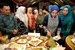 Sofha Cicipi Pangan Berbahan Pisang, Bupati Perkenalkan Enrekang Sebagai Penghasil Sayur