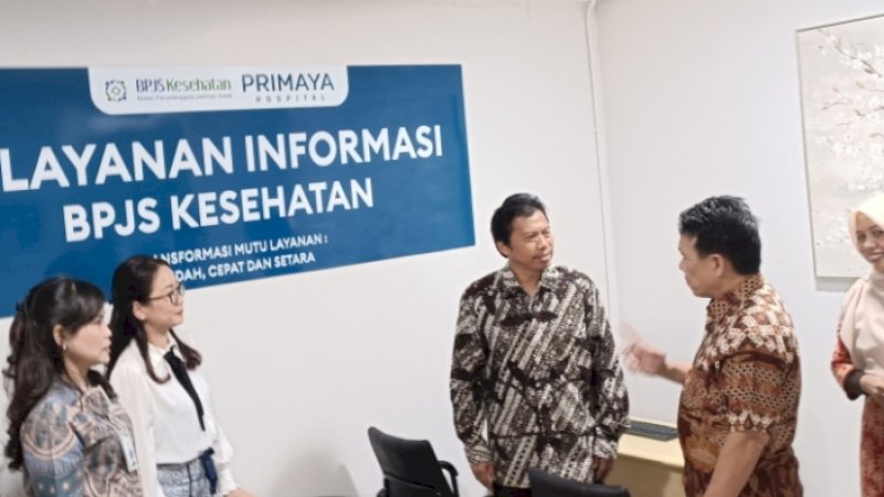 Kepala Dinas Kesehatan Sulsel (tengah) bersama Kepala BPJS Kesehatan Makassar (kiri), Direktur RS Primaya Makassar (kiri) pengurus ARSSI (kanan), pengurUS PERSI (kanan) saat meresmikan ruang layanan informasi & portal QR, jumat (29/9)