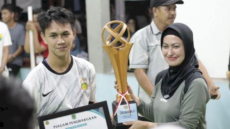 Bupati Luwu Utara, Indah Putri Indriani (kanan), saat penyerahan trofi dan piagam penghargaan kepada juara turnamen sepak takraw Kamiri Cup I, Kamis (28/9/2023) malam. (Foto: Pemkab Luwu Utara)