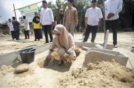 Letakkan Batu Pertama Pembangunan Asrama Tahfidzul Qur’an, Bupati Luwu Utara Apresiasi Partisipasi Warga