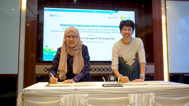 (ki-ka) Direktur Retail dan Niaga PLN, Edi Srimulyanti dan Direktur & Chief Enterprise and Corporate Affairs Officer XL Axiata, Yessie D. Yosetya melakukan prosesi penandatanganan Nota Kesepahaman atau Memorandum of Understanding (MoU) antara PT XL Axiata, Tbk dan PT PLN (Persero) di Jakarta, Jumat (29/9/2023). Melalui kemitraan ini, kedua perusahaan akan mengoptimalkan pemanfaatan digitalisasi dan teknologi automisasi yang dimiliki dengan tujuan untuk meningkatkan pelayanan publik dan juga memberikan dampak positif bagi bisnis perusahaan.