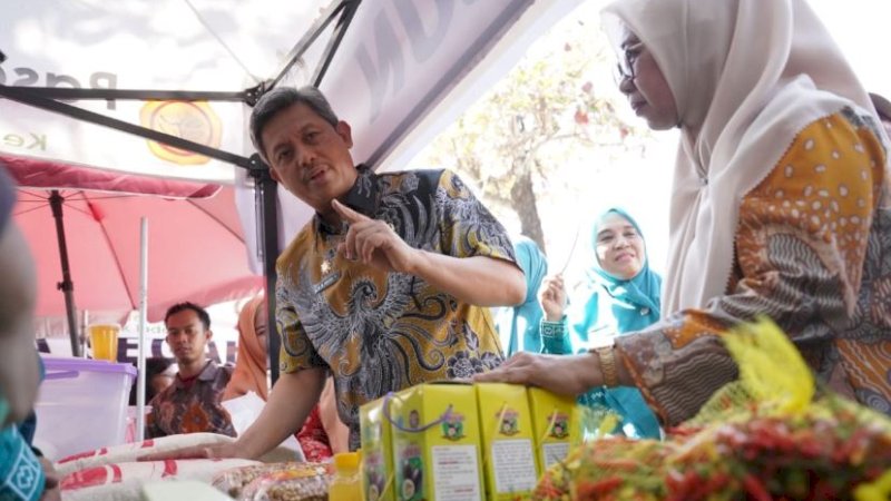 Penjabat (Pj) Sekretaris Daerah (Sekda) Sulawesi Selatan (Sulsel), Andi Muhammad Arsjad, meninjau gelaran pasar murah Gerakan Pangan Murah di Jalan Seroja, Kelurahan Kampung Buyang, Kecamatan Mariso, Makassar, Senin (2/10/2023). (Foto: Pemprov Sulsel)