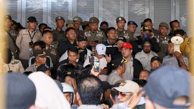 Operasi terpadu pengambilalihan pengelolaan Pasar Butung oleh Pemerintah Kota (Pemkot) Makassar, Senin (2/10/2023). (Foto: Pemkot Makassar)