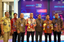 Kota Makassar Terima Penghargaan TP2DD 2023 Kota Terbaik dan Program Unggulan P2DD Terbaik