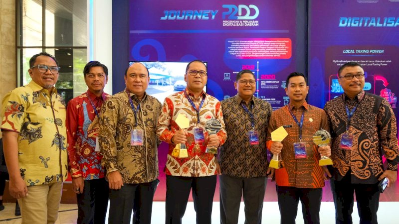 Kota Makassar Terima Penghargaan TP2DD 2023 Kota Terbaik dan Program Unggulan P2DD Terbaik