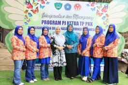 Sofha Marwah Bahtiar Serahkan Bantuan Telur dan Susu di Kabupaten Maros