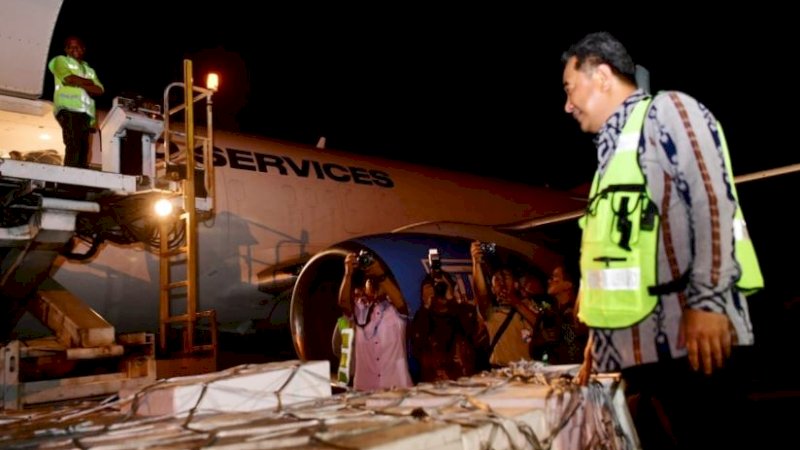 Pelepasan ekspor produk perikanan ke negara tujuan Hong Kong melalui Bandara Internasional Sultan Hasanuddin, Rabu (4/10/2023) malam. (Foto: Pemprov Sulsel)