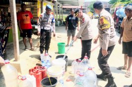 Polres Wajo Bagikan Air untuk Masyarakat Pesisir