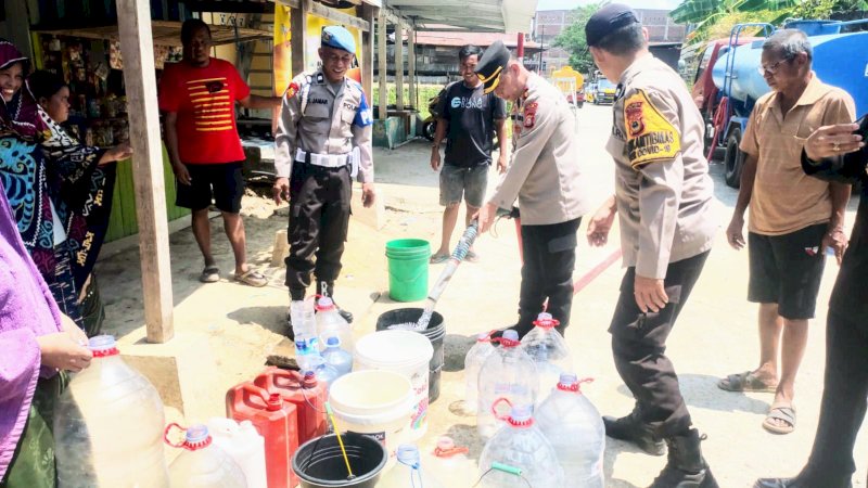 Polres Wajo Bagikan Air untuk Masyarakat Pesisir