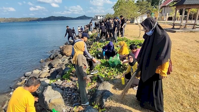 RSUD Andi Makkasau Berpartisipasi Gerakan Bersih Pantai, Dorong Kepedulian Hidup Bersih