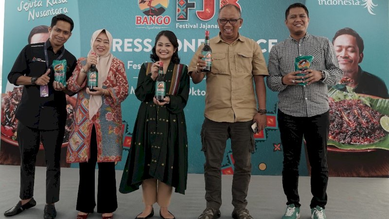 Pembukaan Festival Jajanan Bango Makassar 2023 
semakin istimewa dengan kehadiran tiga penjaja kuliner legendaris Makassar

(Dari Kiri-Kanan)
Ir. Hj. Rusmayani Madjid, M.SP - Asisten Perekonomian dan Pembangunan Sekretariat Daerah Kota Makassar
Ari Astuti - Head of Marketing Nutrition Indonesia, PT Unilever Indonesia, Tbk.
Dr. H. Ashari Fakhsirie Radjamilo M.Si - Kepala Dinas Koperasi dan UKM Provinsi Sulawesi Selatan