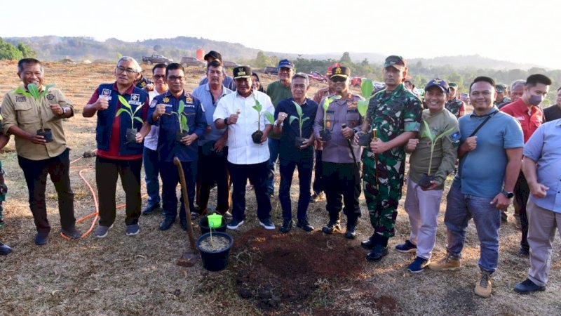 Tanam Perdana di Mare Bone, Pj Gubernur Ingin Jadikan Sulsel Produsen Pisang 