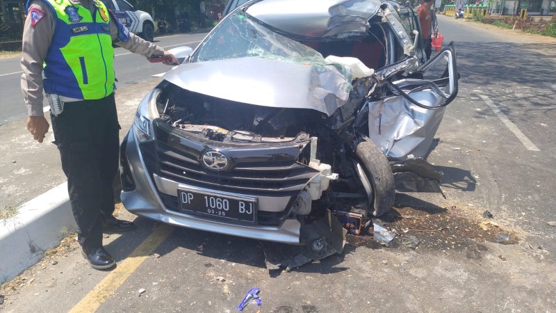 Hendak Berobat ke Makassar Satu Keluarga dari Barru Alami Kecelakaan di Pangkep