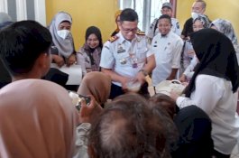 Cegah Stunting, DPPKB Parepare Bagikan Bubur Bergizi