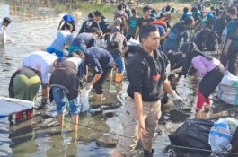 Pemkot Parepare Bersama Pemerhati Lingkungan Bersihkan Anjungan Cempae