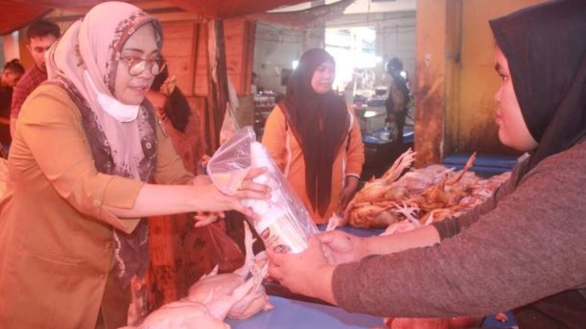 Dinas PKP Parepare Bagikan Alat Potong untuk Pedagang Daging Pasar Sentral Lakessi