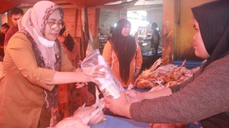 Dinas PKP Parepare membagikan pisau pemotong atau jagal kepada para pedagang ayam potong dan daging sapi di Pasar Sentral Lakessi, Selasa (11/7/2023).