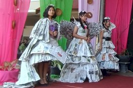 Siswi SMP Katolik Sudiang Berhasil  Tampilkan Busana Berbahan Dasar Koran Pada Kegiatan P5BNI