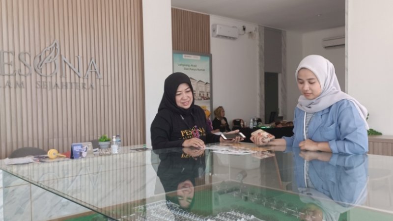 Head Regional Selatan IMB Property, Andi Astati Anudia  sedang menjelaskan kepada customer unit Pesona Alam Sejahtera, sabtu(14/10)