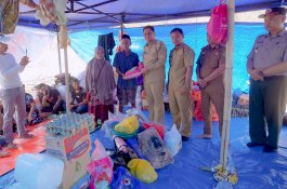 Bupati Barru Kunjungi dan Serahkan Bantuan Korban Kebakaran Lampoko