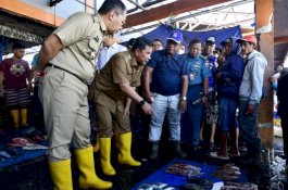 Pj Gubernur Sulsel Tinjau TPI Poetere Makassar, Harga Ikan Stabil