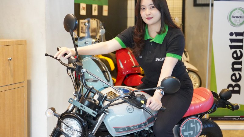 Caption:

Wiraniaga Benelli-Keeway berfoto diantara tipe-tipe motor andalan yang ditampilkan di Showroom Benelli Makassar, Jl. Veteran Selatan No. 130, beberapa waktu lalu.