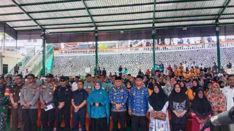 Taufan Pawe Serahkan Insentif dan Bantuan Cadangan Beras Pemerintah