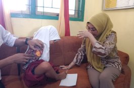 Bertemu Siswi SD yang Menulis Pakai Kaki, Istri Bupati Jeneponto Menangis