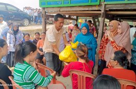 Erna Rasyid Taufan Salurkan Paket Sembako kepada Warga Tolotang